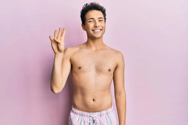 Mladý Pohledný Muž Plavkách Bez Trička Ukazuje Ukazuje Prsty Číslo — Stock fotografie