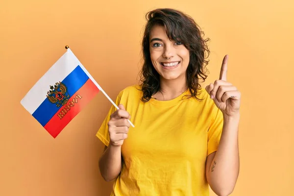 Jonge Spaanse Vrouw Met Russische Vlag Glimlachend Met Een Idee — Stockfoto