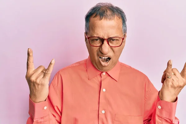 Középkorú Indián Férfi Alkalmi Ruhában Szemüvegben Őrült Arckifejezéssel Kiabálva Rock — Stock Fotó