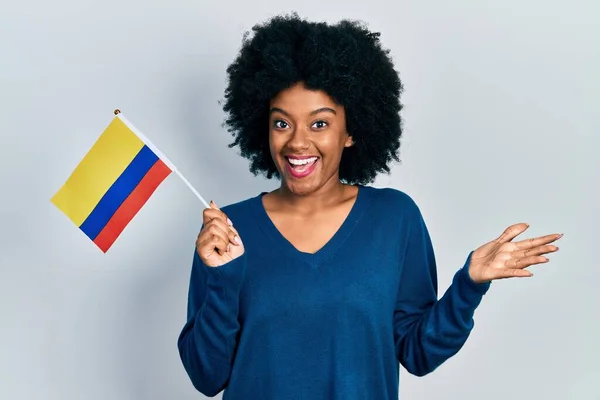 Молодая Африканская Американка Флагом Колумбии Празднует Достижение Счастливой Улыбкой Выражением — стоковое фото