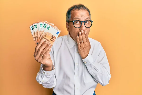 Hombre Indio Mediana Edad Sosteniendo Montón Billetes Euros Cubriendo Boca —  Fotos de Stock