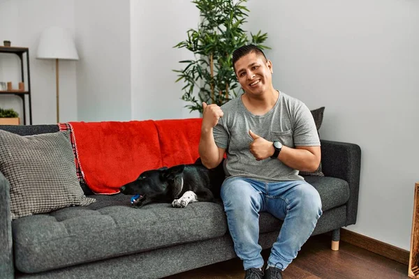 Junger Lateinischer Mann Und Hund Sitzt Hause Auf Dem Sofa — Stockfoto