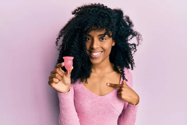 Wanita Afrika Amerika Dengan Rambut Afro Memegang Cangkir Menstruasi Menunjuk — Stok Foto