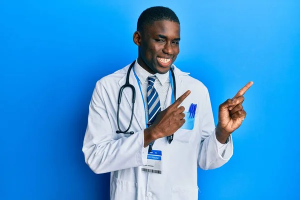 Jovem Afro Americano Vestindo Uniforme Médico Sorrindo Olhando Para Câmera — Fotografia de Stock