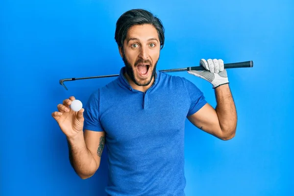 Ung Latinamerikansk Man Håller Golfboll Firar Galen Och Förvånad Över — Stockfoto