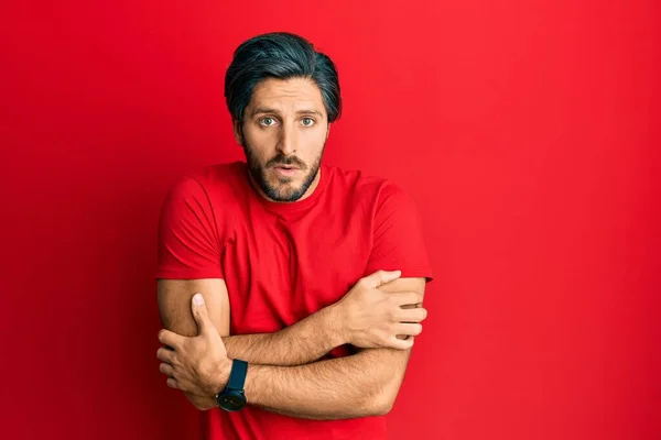 Joven Hombre Hispano Con Camiseta Roja Casual Temblando Congelándose Para —  Fotos de Stock