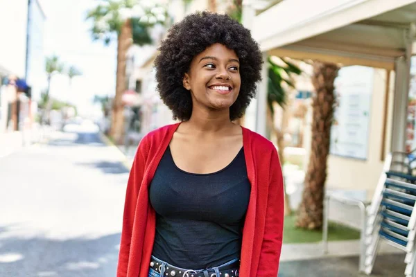 Jong Afrikaans Amerikaans Meisje Glimlachen Gelukkig Staan Stad — Stockfoto