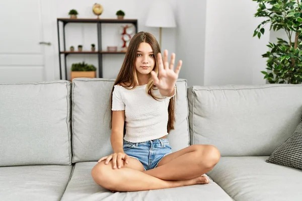 Giovane Adolescente Bruna Seduta Sul Divano Casa Fare Smettere Cantare — Foto Stock