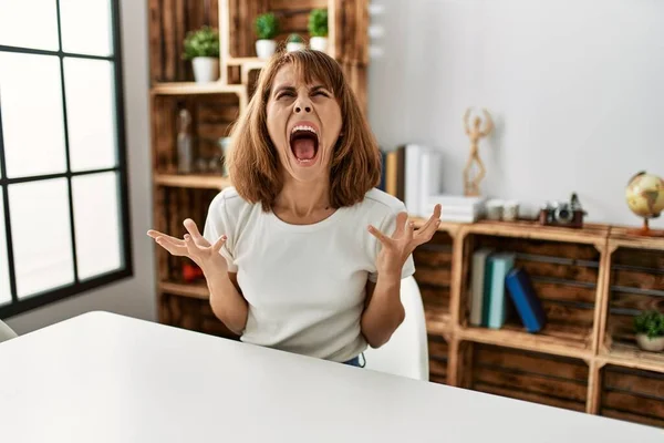 Chica Caucásica Joven Con Ropa Casual Sentado Mesa Casa Loco — Foto de Stock