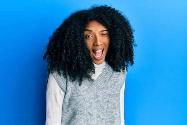 Afroamerikanerin Mit Afro Haaren Lässigem Winterpullover Zwinkert Die Kamera Mit — Stockfoto