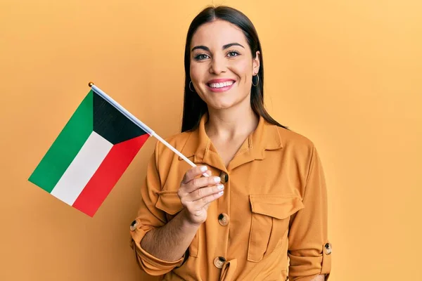 Jovem Morena Segurando Bandeira Kuwait Parecendo Positiva Feliz Sorrindo Com — Fotografia de Stock