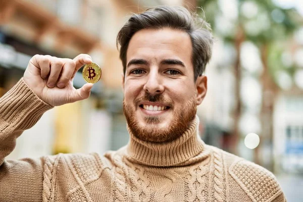 Jeune Homme Caucasien Souriant Heureux Tenant Bitcoin Ville — Photo