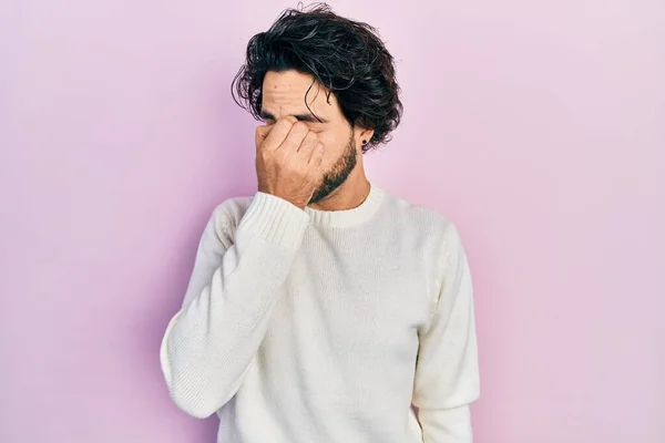 気軽な白いセーターを着たハンサムなヒスパニック系の男性が鼻をこすり 目は疲労と頭痛を感じます ストレスとフラストレーションの概念 — ストック写真