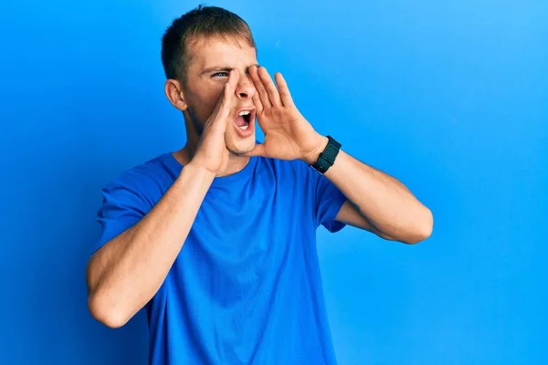 Νεαρός Καυκάσιος Που Φοράει Μπλε Μπλουζάκι Φωνάζοντας Θυμωμένος Δυνατά Χέρια — Φωτογραφία Αρχείου