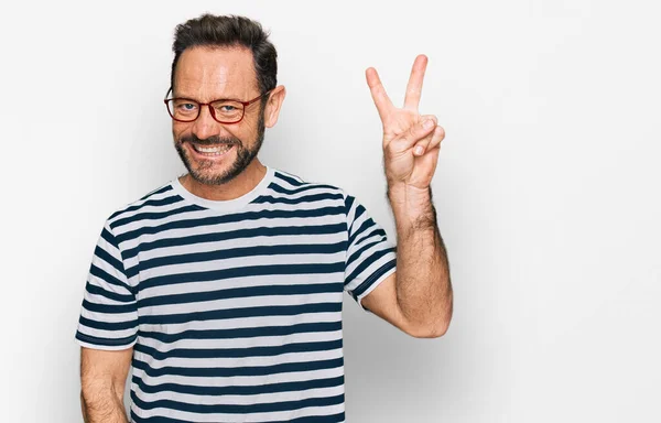 Middelbare Leeftijd Man Casual Kleding Een Bril Glimlachend Met Een — Stockfoto