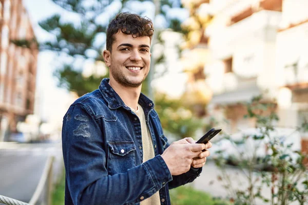 Genç Spanyol Adam Şehirde Akıllı Telefon Kullanarak Mutlu Gülümsüyor — Stok fotoğraf