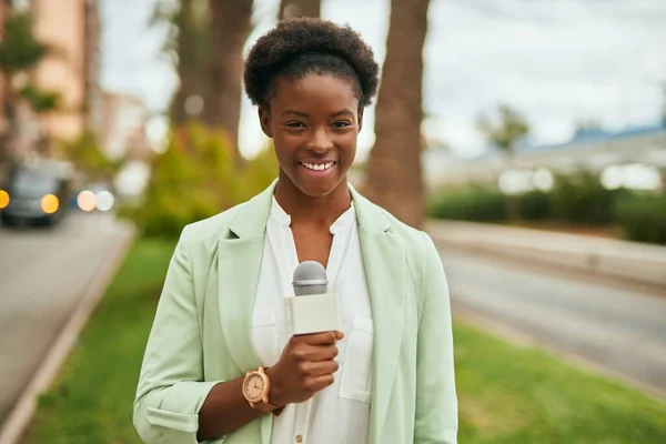 Genç Afrikalı Amerikalı Muhabir Şehirde Mikrofon Kullanıyor — Stok fotoğraf