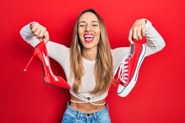 Mulher Hispânica Bonita Escolhendo Sapatos Salto Alto Tênis Sorrindo Rindo — Fotografia de Stock