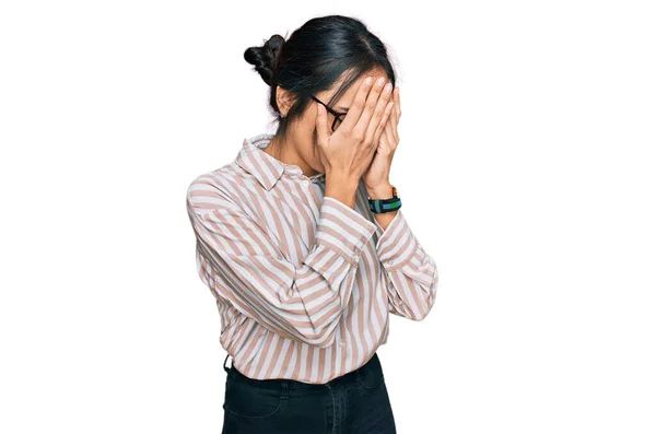 Menina Hispânica Jovem Vestindo Roupas Casuais Óculos Com Expressão Triste — Fotografia de Stock