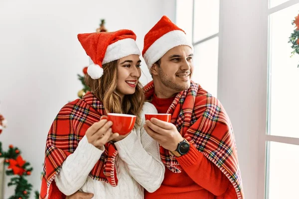 Jovem Casal Hispânico Vestindo Chapéu Natal Cobrindo Com Cobertor Com — Fotografia de Stock