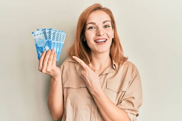 Junge Kaukasische Frau Hält 10000 Chilenische Pesos Und Lächelt Glücklich — Stockfoto