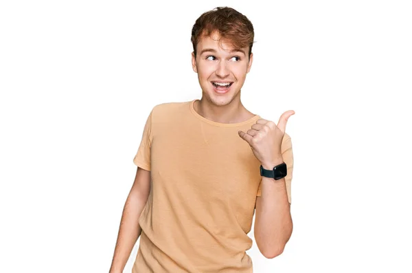 Jovem Caucasiano Vestindo Roupas Casuais Sorrindo Com Rosto Feliz Olhando — Fotografia de Stock