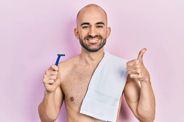 Jonge Kale Man Shirtloos Met Scheermes Glimlachend Gelukkig Positief Duim — Stockfoto