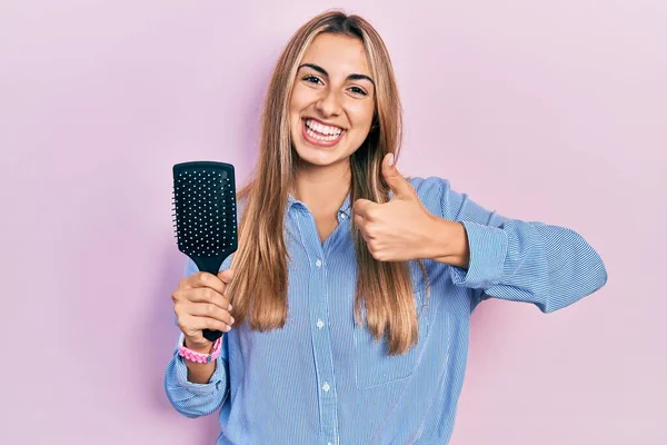 Mooie Spaanse Vrouw Met Haarborstel Glimlachend Gelukkig Positief Duim Omhoog — Stockfoto