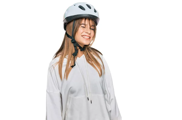 Adolescente Chica Caucásica Con Casco Bicicleta Guiño Mirando Cámara Con — Foto de Stock