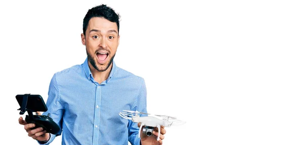 Spanyol Férfi Szakállal Használja Drón Távirányítóval Ünnepli Őrült Csodálkozott Siker — Stock Fotó