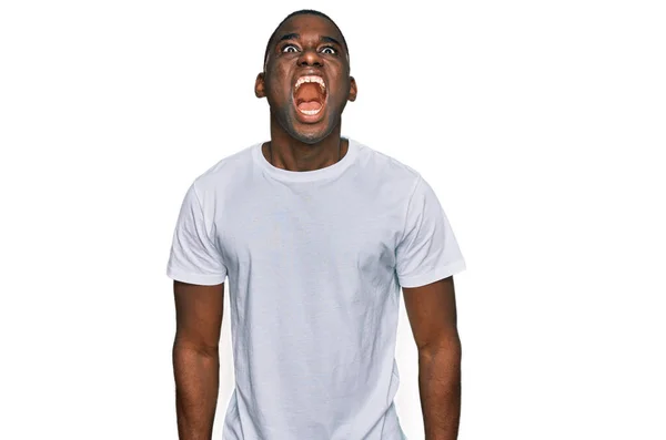 Joven Hombre Afroamericano Vistiendo Camiseta Blanca Casual Enojado Loco Gritando — Foto de Stock