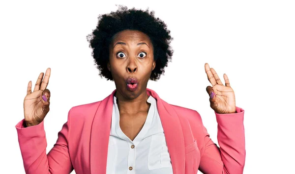 Africká Američanka Afro Vlasy Obchodní Bundě Vypadá Překvapeně Šokovaně Dělá — Stock fotografie