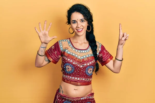 Fiatal Visel Bindi Bollywood Ruházat Mutatja Rámutatva Ujjak Száma Miközben — Stock Fotó