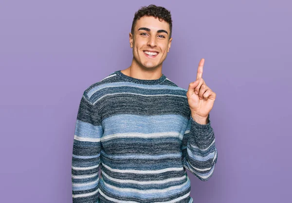Hispánský Mladý Muž Sobě Ležérní Oblečení Ukazuje Ukazuje Prstem Číslo — Stock fotografie