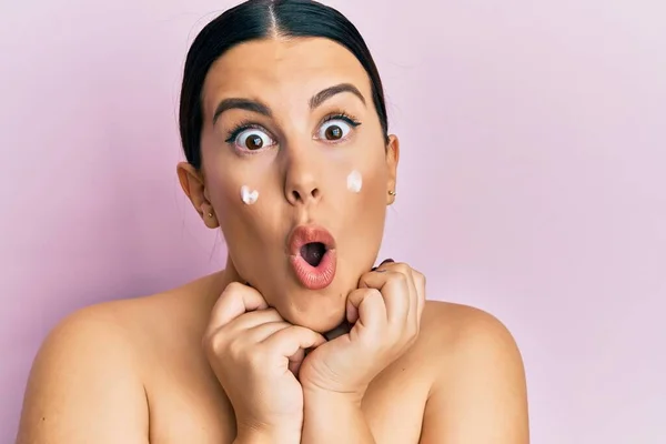 Mulher Morena Bonita Topless Vestindo Creme Facial Com Medo Chocado — Fotografia de Stock