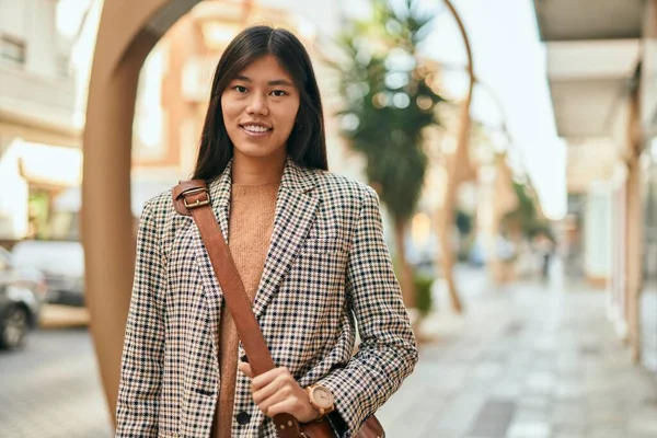 Ung Asiatisk Affärskvinna Ler Lycklig Stående Vid Staden — Stockfoto