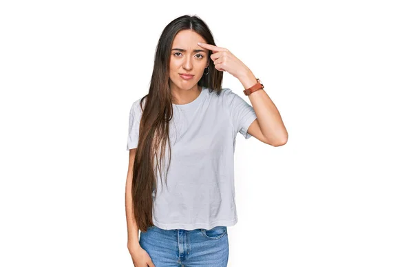 Μια Νεαρή Ισπανίδα Που Φορούσε Λευκό Μπλουζάκι Δείχνοντας Δυστυχισμένη Σπυράκια — Φωτογραφία Αρχείου