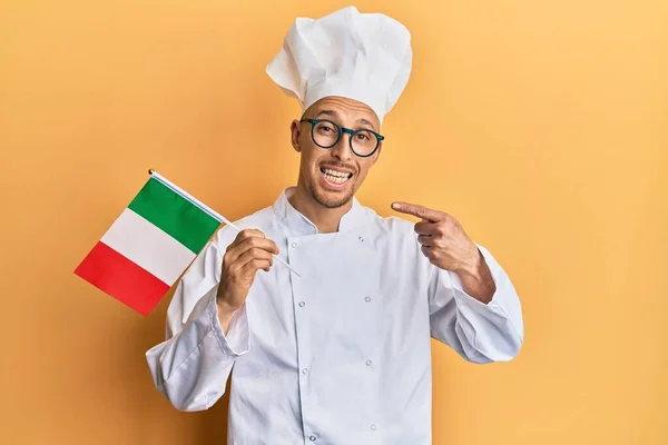 Plešatý Muž Vousy Sobě Profesionální Kuchař Uniforma Drží Italskou Vlajku — Stock fotografie