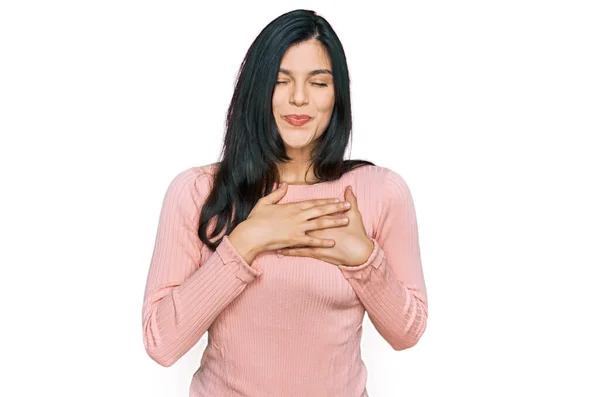 Mujer Hispana Joven Vistiendo Ropa Casual Sonriendo Con Las Manos — Foto de Stock