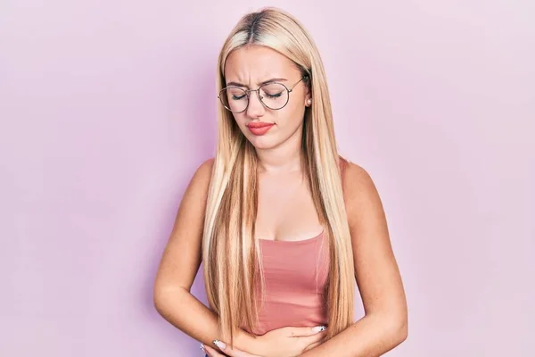 Mladá Blondýnka Nosí Ležérní Oblečení Rukou Břiše Protože Zažívací Potíže — Stock fotografie