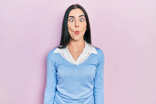 Hermosa Mujer Con Ojos Azules Pie Sobre Fondo Rosa Haciendo —  Fotos de Stock