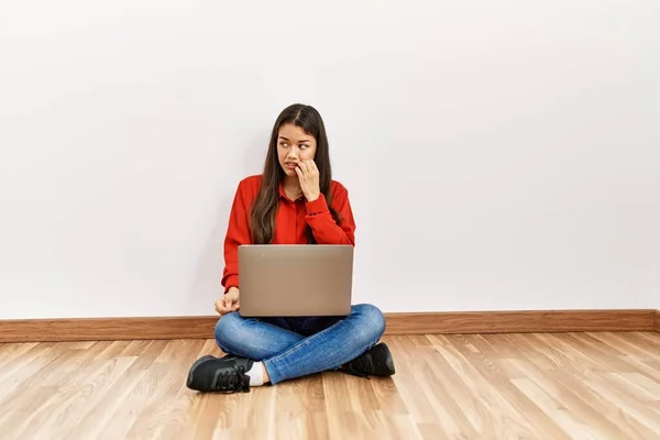 Mulher Morena Jovem Sentada Chão Quarto Vazio Com Laptop Olhando — Fotografia de Stock