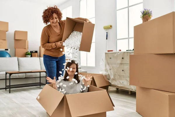 Rijpere Moeder Syndroom Dochter Verhuizen Naar Een Nieuw Huis Plezier — Stockfoto