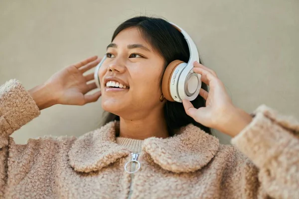 Giovane Donna Asiatica Ascoltare Musica Utilizzando Cuffie Città — Foto Stock
