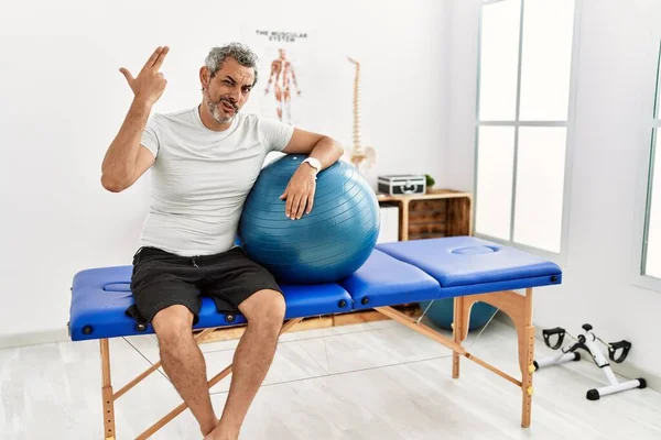 Homem Hispânico Meia Idade Clínica Recuperação Dor Segurando Pilates Bola — Fotografia de Stock