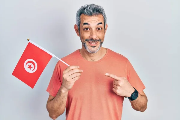 Snygg Medelålders Man Med Grått Hår Håller Tunisia Flagga Ler — Stockfoto