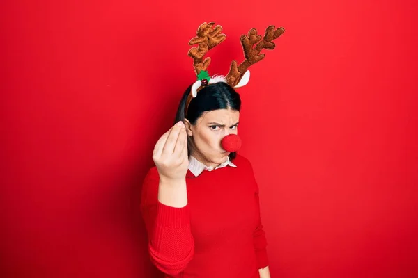 Jonge Spaanse Vrouw Draagt Hert Kerstmuts Rode Neus Doet Italiaans — Stockfoto