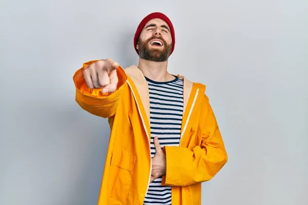 Hombre Caucásico Con Barba Vistiendo Impermeable Amarillo Riéndose Señalando Con —  Fotos de Stock