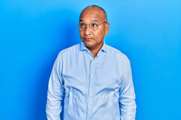 Homem Latino Meia Idade Vestindo Roupas Casuais Óculos Sorrindo Olhando — Fotografia de Stock