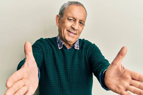 Bonito Homem Sênior Com Cabelos Grisalhos Vestindo Camisola Casual Olhando — Fotografia de Stock